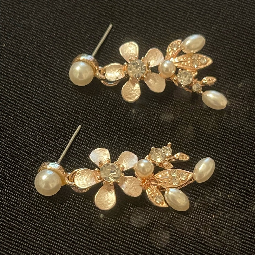 Elegant Gold and Pearl Floral‎ Earrings